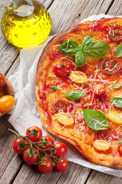 Ev yapımı pizza domates ile