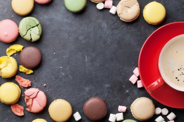 Taş Masa üzerinde renkli macarons