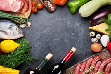 Malzemelerle çiğ balık