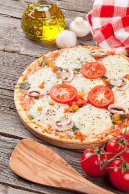 Ev yapımı pizza domates ile