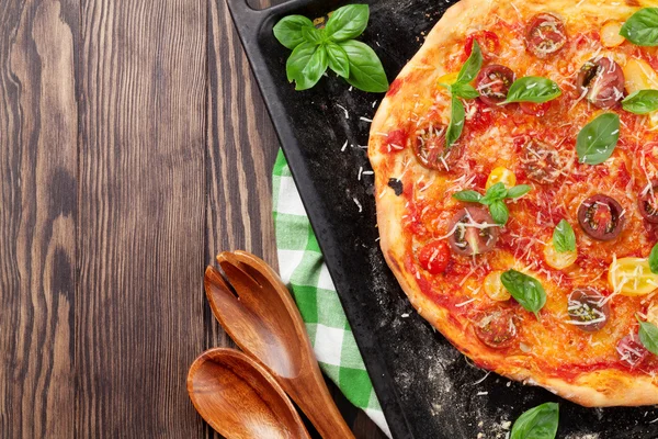 Homemade pizza with tomatoes — Stock Photo, Image