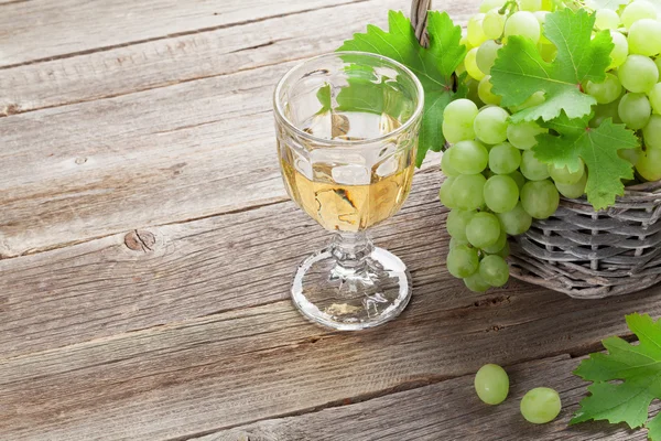 पांढरा द्राक्ष आणि वाईन — स्टॉक फोटो, इमेज