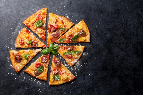 Házi pizza paradicsommal — Stock Fotó