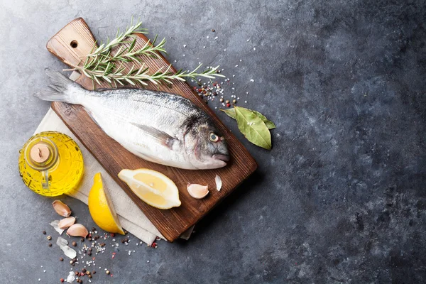 Rå fisk med ingredienser — Stockfoto