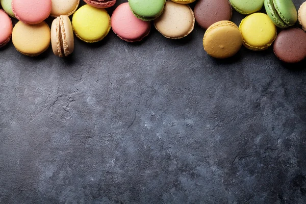 돌 테이블에 다채로운 macarons — 스톡 사진