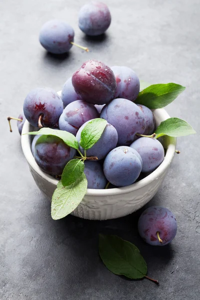 Garden plums in bowl — Stock Photo, Image