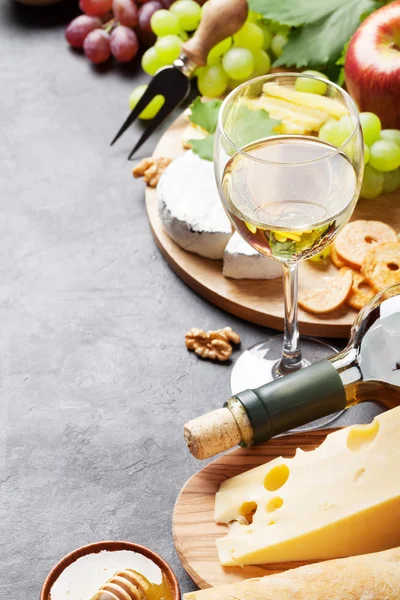 Wijn, druivenmost, kaas en honing — Stockfoto