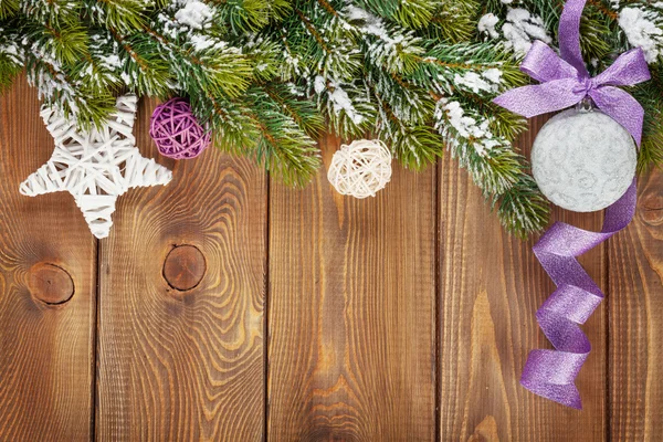 冷杉圣诞树和装饰 — 图库照片