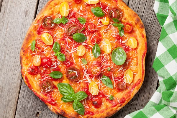 Pizza casera con tomates —  Fotos de Stock