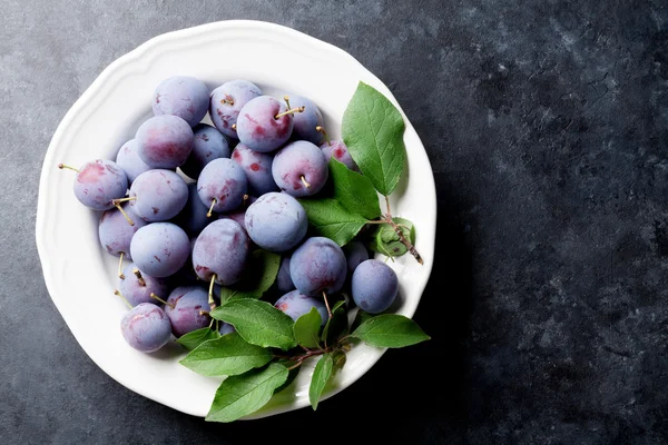 Garden plums in bowl — Stock Photo, Image