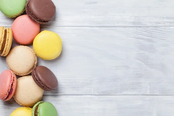 Macarons na mesa de madeira — Fotografia de Stock