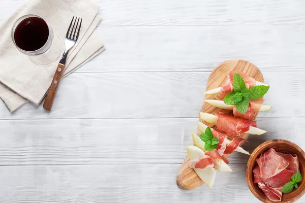 Melão com prosciutto e vinho tinto — Fotografia de Stock