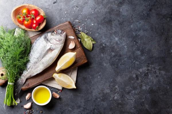 Roher Fisch mit Zutaten — Stockfoto