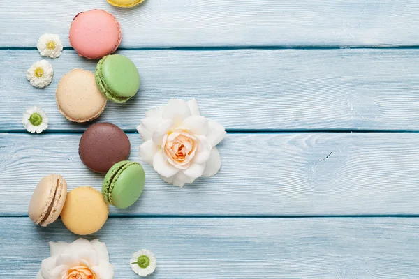 나무 테이블에 Macarons — 스톡 사진