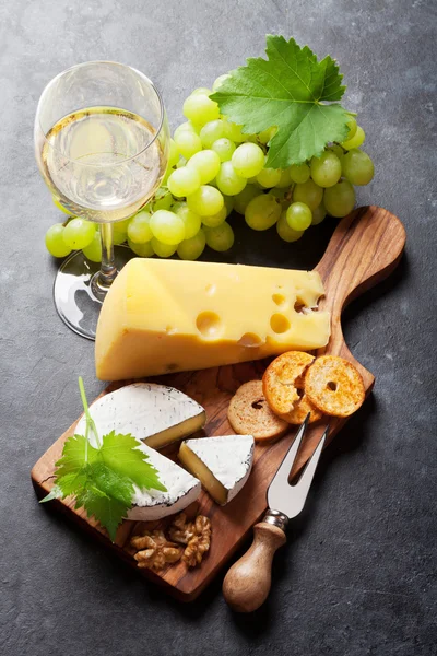 Glas witte wijn en spijs — Stockfoto