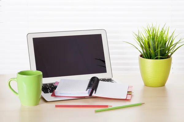 Local de trabalho com laptop e suprimentos — Fotografia de Stock