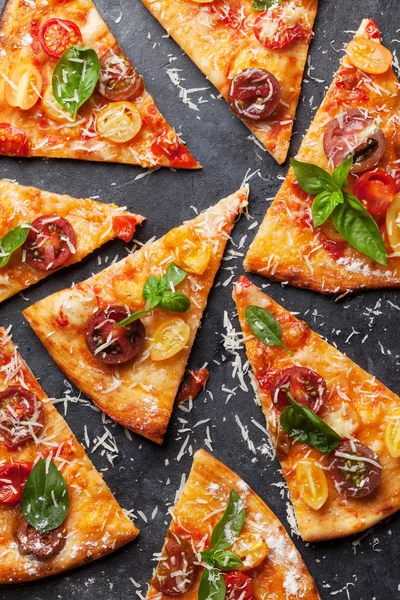 Домашняя пицца с помидорами — стоковое фото