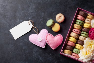 Taş Masa üzerinde renkli macarons