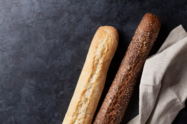 Blandade bröd på bordet — Stockfoto