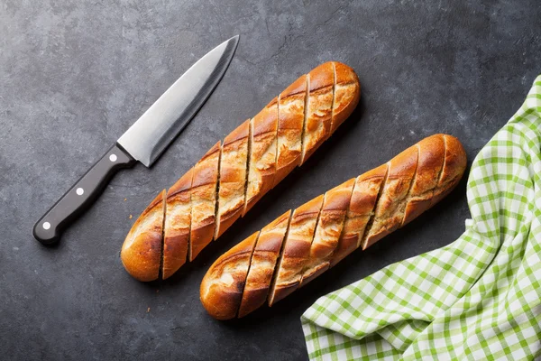 Gesneden brood en mes — Stockfoto