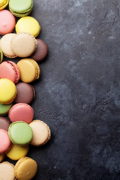 Színes macarons a kőasztal — Stock Fotó