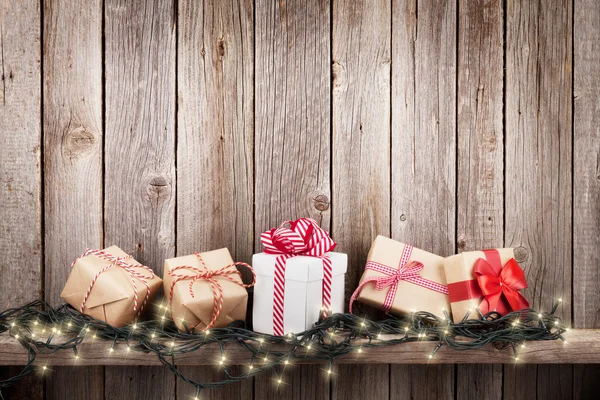 Luzes de Natal e caixas de presente — Fotografia de Stock