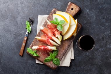 jambon ve kırmızı şarap ile kavun