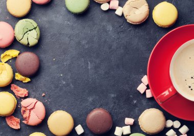 Taş Masa üzerinde renkli macarons