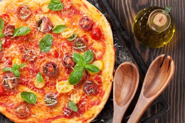 Ev yapımı pizza domates ile