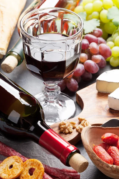 Wein mit Trauben und Essen — Stockfoto