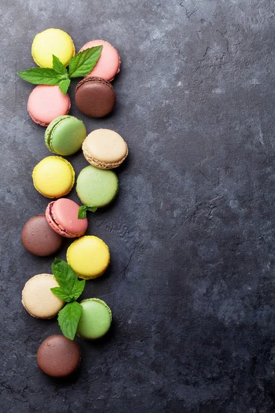 Kolorowe macarons na stole z kamienia — Zdjęcie stockowe