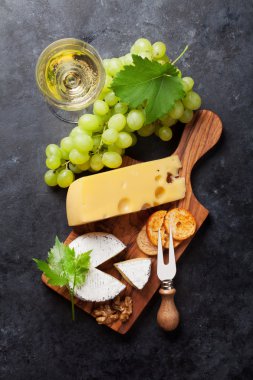 Beyaz şarap ve üzüm.