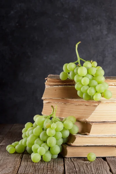 Trauben und alte Bücher — Stockfoto