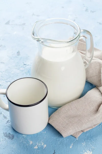 Leche sobre la mesa de piedra azul —  Fotos de Stock