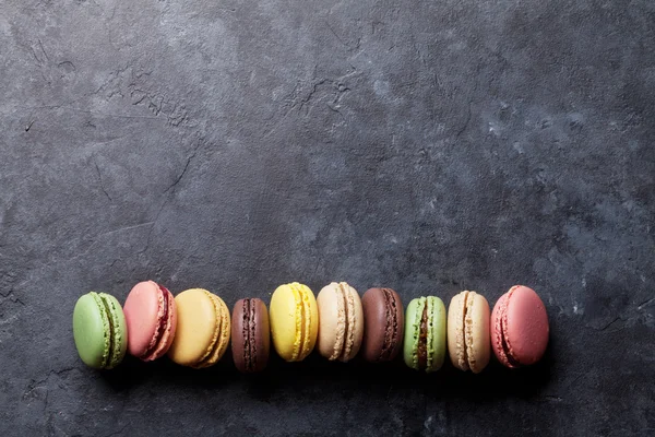 테이블에 다채로운 macarons — 스톡 사진