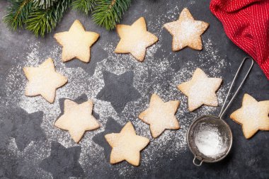 Noel tebrik kartı, köknar ağacı ve fonda zencefilli kurabiye. Üst görünüm düzlüğü