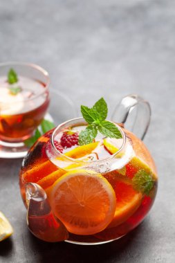 Çaydanlıkta geleneksel meyve çayı, limon, dut ve nane. Kopyalama alanı ile göster