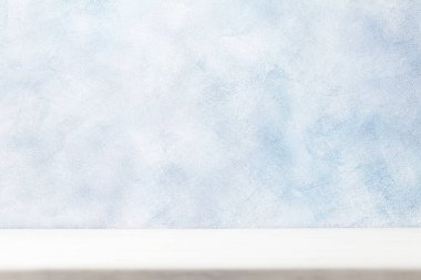 Taş duvarın önündeki ahşap masa ürün gösterimi için kopyalama alanı ile