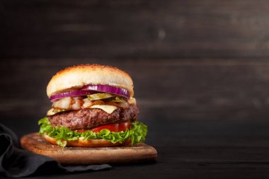 Büyük etli, peynirli, domatesli, pastırmalı ve marullu ev yapımı lezzetli hamburger. Kopyalama alanı ile