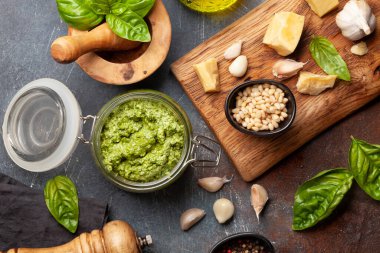 Fesleğen yaprağı, çam fıstığı, parmesan ve sarımsaklı ev yapımı pesto sosu. Üst görünüm düzlüğü