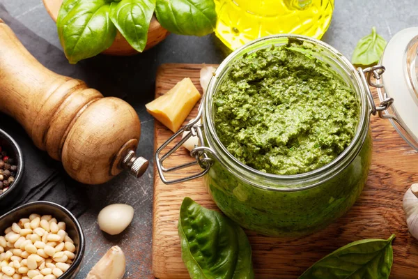 Molho Pesto Caseiro Com Folhas Manjericão Pinhões Parmesão Alho — Fotografia de Stock