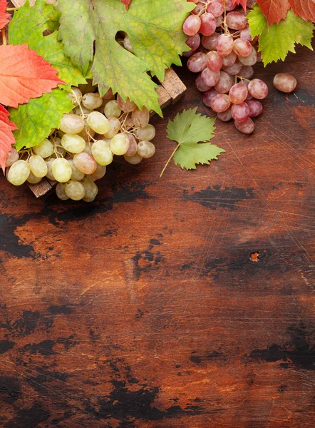 Raisins Feuilles Automne Sur Table Bois Vue Dessus Plat Avec — Photo