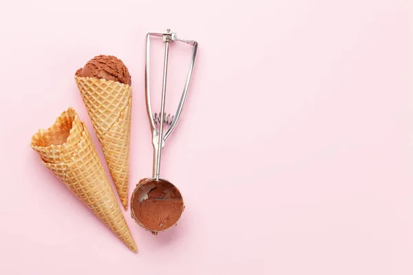 Çikolatalı Dondurmalı Dondurma Üst Görünüm Düzlüğü Kopyalama Alanı Ile Yatıyordu — Stok fotoğraf