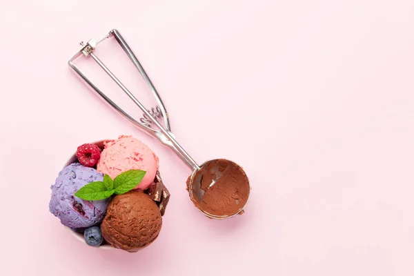 Berry Vanilla Chocolate Ice Cream Sundae Top View Flat Lay — Stock Photo, Image