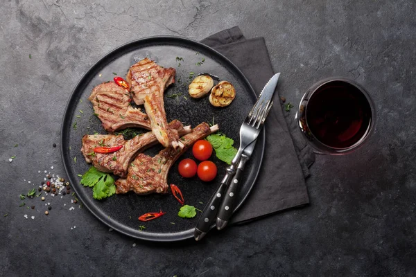 Gegrillte Lammrippen Und Ein Glas Rotwein Heißes Lamm Mit Gewürzen — Stockfoto