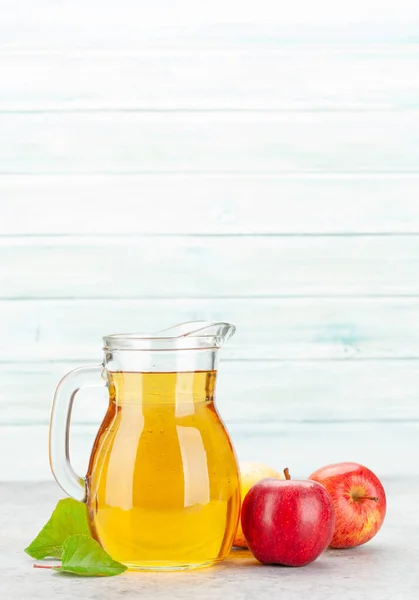 Apfelsaft Krug Und Reife Rote Apfelfrüchte Mit Kopierraum — Stockfoto