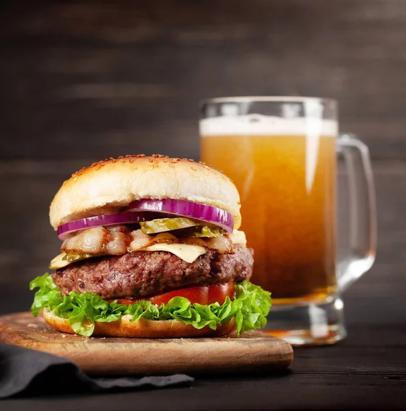 Hambúrguer Caseiro Saboroso Com Carne Grande Queijo Tomate Bacon Alface — Fotografia de Stock