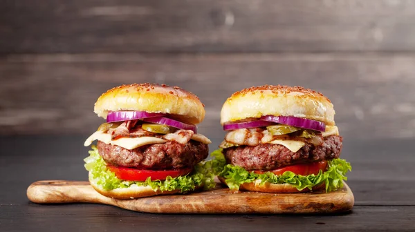 Zelfgemaakte Lekkere Hamburgers Met Groot Rundvlees Kaas Tomaat Spek Sla — Stockfoto