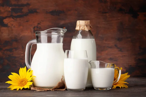 Leche Botella Jarra Vaso Delante Fondo Madera — Foto de Stock