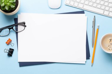 Ofis masasında boş kağıt sayfa, malzeme ve bilgisayar var. Düz yatıyordu. Hedefleriniz için en üst görünüm alanı